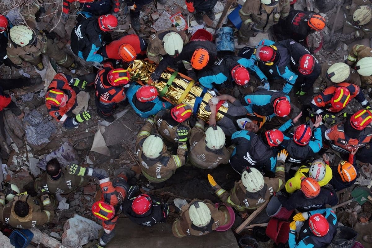 Fatih'te İki Bina Çöktü: Adli Soruşturma Başlatıldı